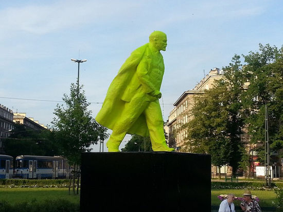 Писающий Ленин в Кракове 1