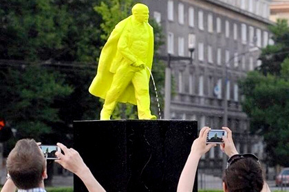 Писающий Ленин в Кракове 3