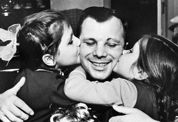 Редкие фото знаменитых россиян Гагарин с дочерьми