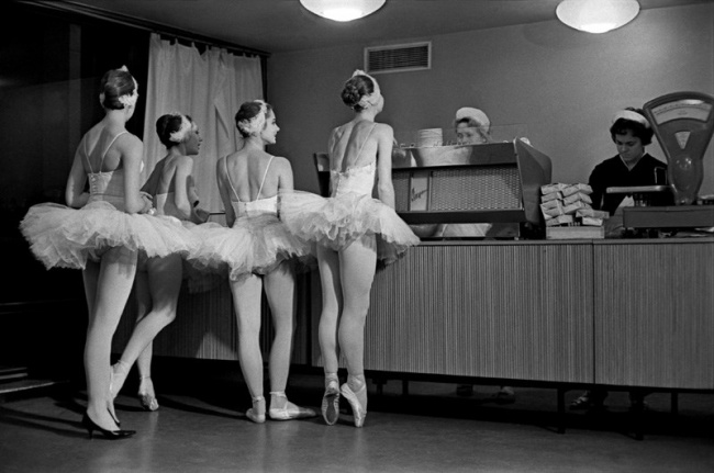 «Лебеди». Артистки балета Большого театра СССР в буфете Кремлевского Дворца съездов. 1963 год. © Евгений Умнов