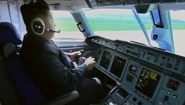 Ким Чен Ын управляет самолетом
