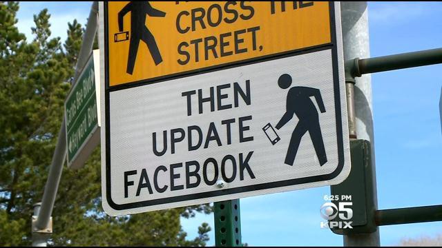 Необычные дорожные знаки обновляй Фейсбук