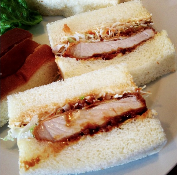 Японский кацу-сандо состоит из обжаренного мяса на белом хлебе с добавлением майонеза и горчицы.