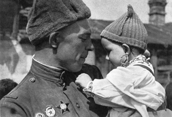 День Победы советский солдат с чешской девочкой