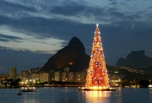 Плавучая рождественская ель в Рио
